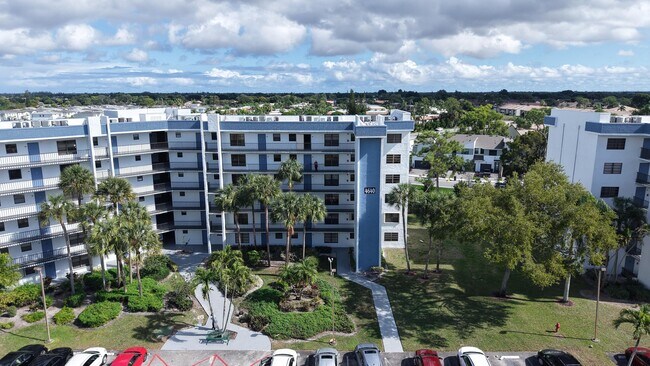 Building Photo - 4640 Lucerne Lakes Blvd W