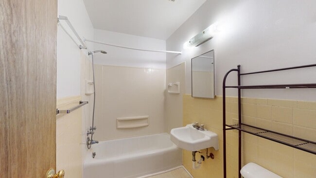 Building Photo - Spacious 2 Bedroom w/Basement & Vaulted Ceilings