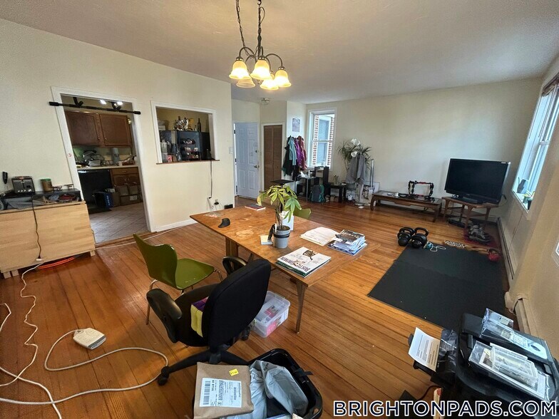 Building Photo - 9 Saybrook St