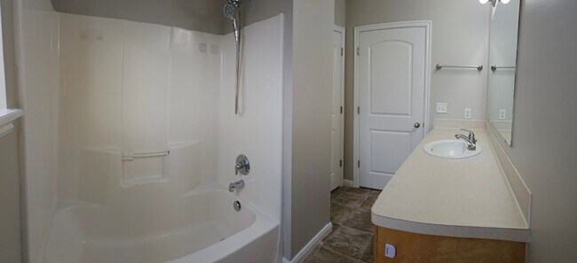 Building Photo - 2 bed, 1.5 bath townhome at Riverwoods