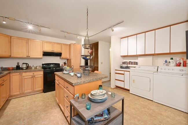 Building Photo - Beautiful 2-bed, 2-bath condo in Seattle f...