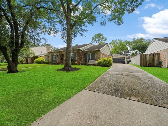 Building Photo - 12707 Trail Hollow Dr