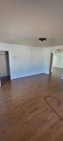 Building Photo - 865 W 5th St