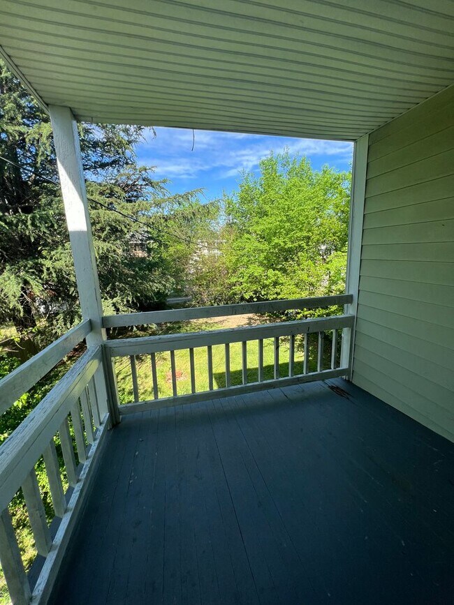 Building Photo - Gorgeous 3 bdrm/2.5 bath newly renovated h...