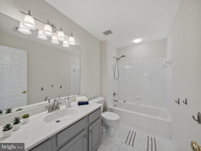 Building Photo - 43103 Lake Ridge Pl