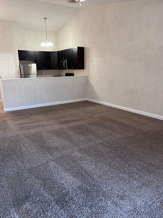 Building Photo - 2 bed 2 bth duplex- available now