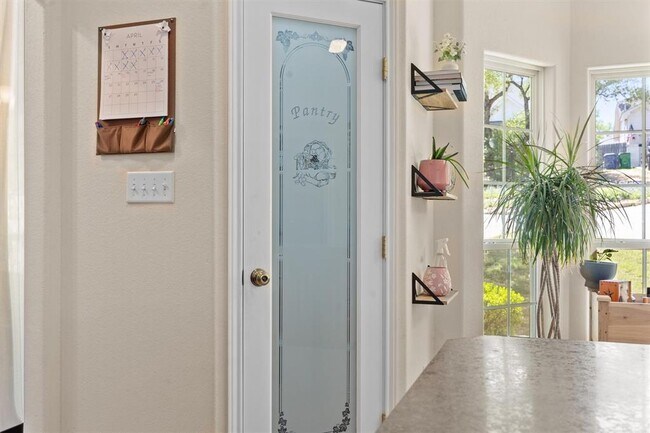 Building Photo - 104 Kings Way