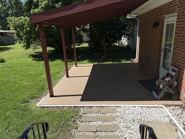 Building Photo - Beautiful 2 BR house in Bloomington. 1.5 bathroom