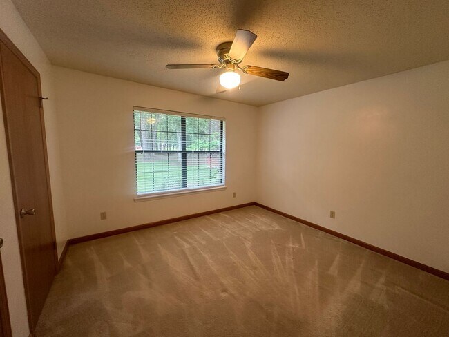 Building Photo - 2023 Wedgewood Dr