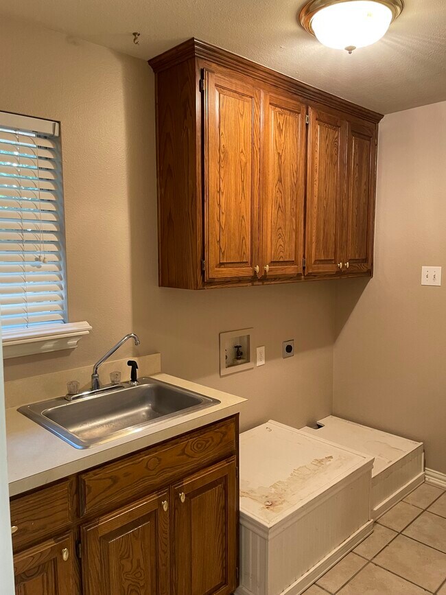 Building Photo - 3014 S Manor Ct