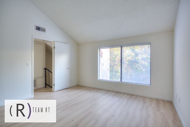 Building Photo - A Newly Renovated Contemporary Condo in Gl...