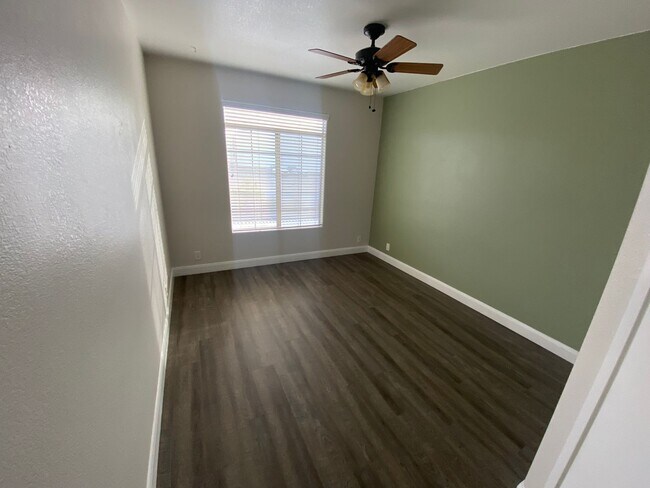 Building Photo - Modern 1/1 Condo with Balcony in Green Val...