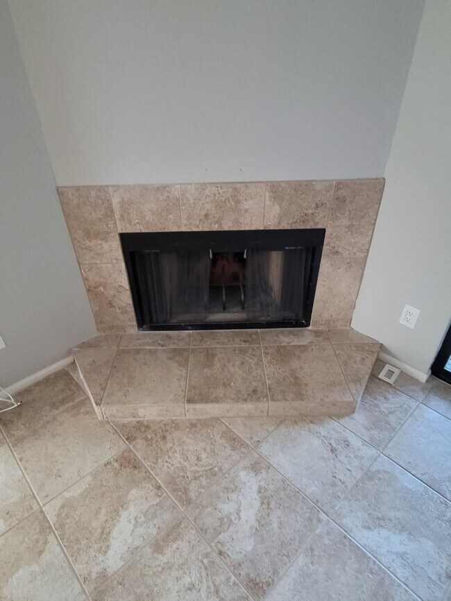 Building Photo - Updated 2/2 condo with 2 master bedrooms!