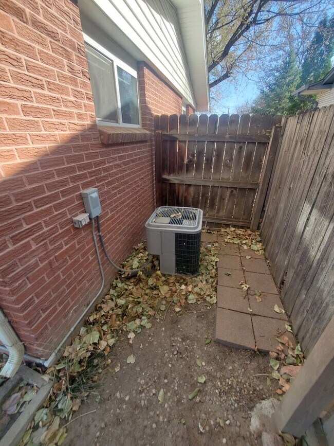 Building Photo - Spacious Ranch Style 4 BR Available in Aug...