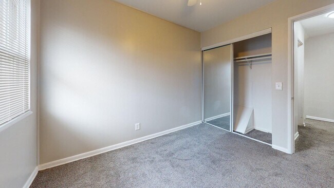 Building Photo - Elyria - updated 2 bedroom/1 bath townhouse.