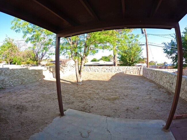 Building Photo - 2717 Fairway Dr