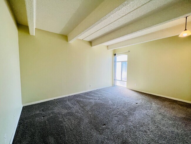 Building Photo - CHARMING 2 BED APT IN THE HEART OF CONGRES...