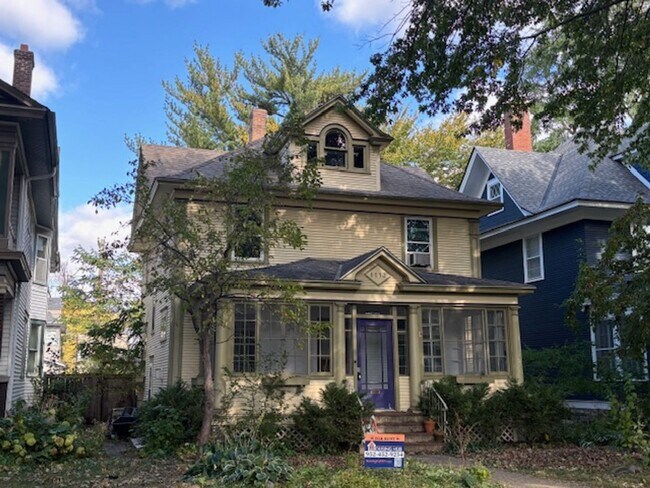 Building Photo - This Amazing 4BR/2 BA Home on Summit Hill ...