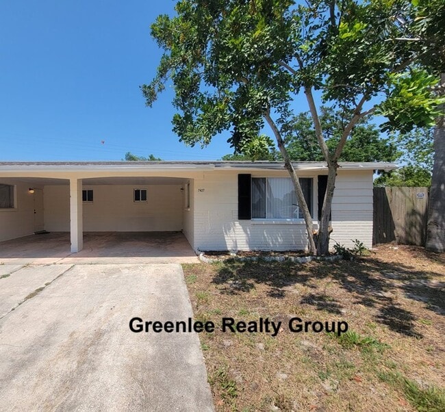 Building Photo - Cozy 2 Bed/1 Bath Duplex Apt with a Carport and Large Fenced Back Yard!