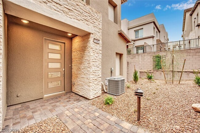 Building Photo - 600 N Carriage Hill Dr
