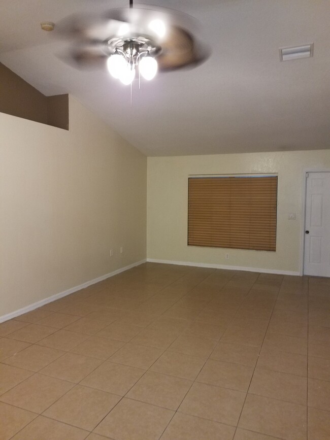 Building Photo - Spacious and Well-Maintained 4-Bedroom Hom...