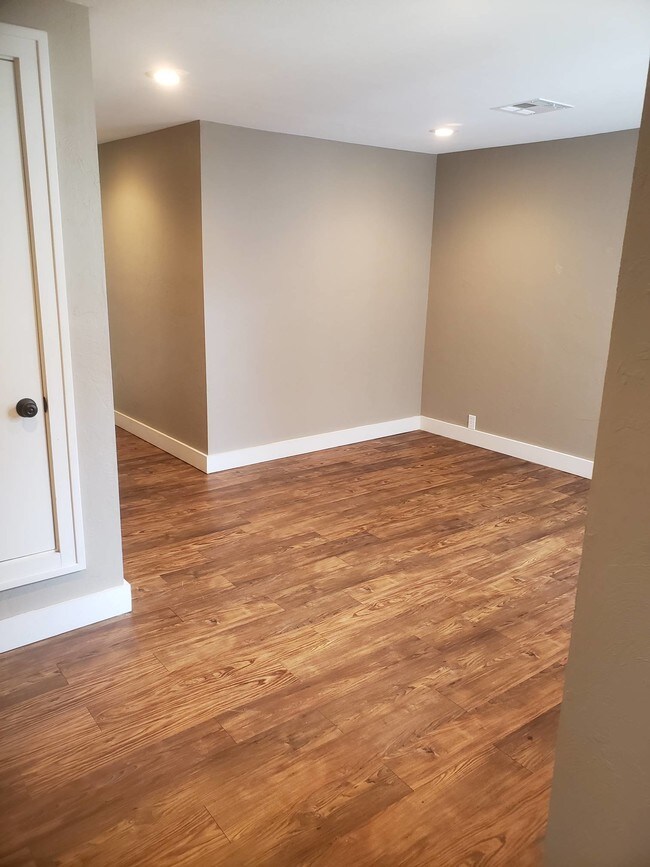 Building Photo - 105 S Barnes St