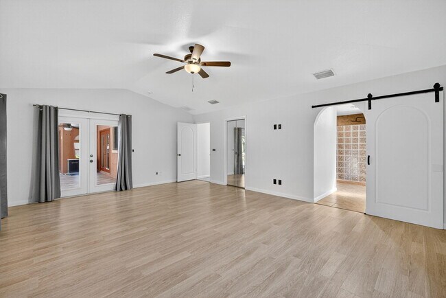 Building Photo - 1180 SW Mirror Lake Cove