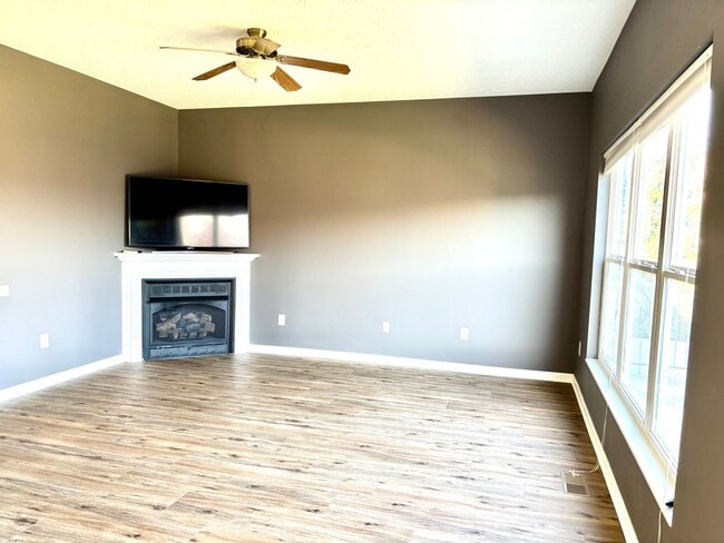 Building Photo - Don't miss out on this great 3 bed 3.5 bath townhouse with tons of amenities!