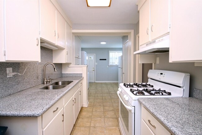 Building Photo - 1221 E Hernandez St