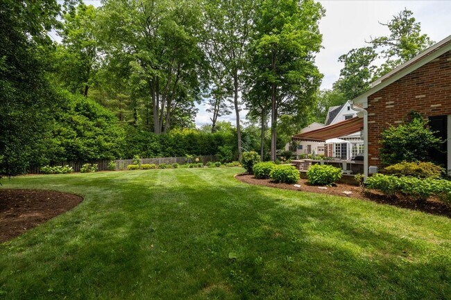 Building Photo - Spacious Home with Fenced Yard Exclusive Access to Hethwood Amenities