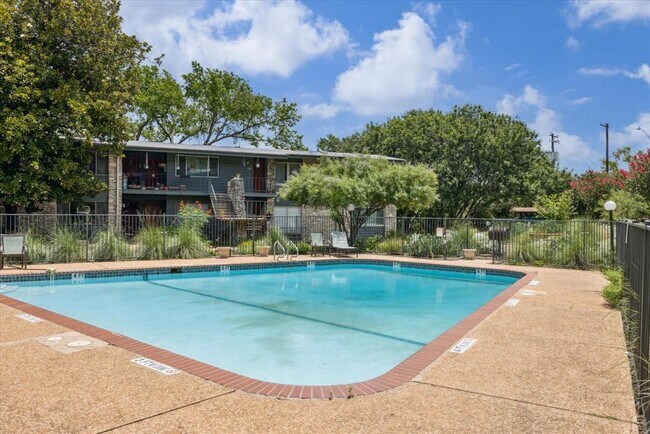 Building Photo - 1304 Mariposa Dr