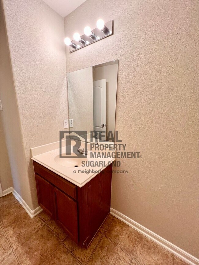 Building Photo - Gorgeous 4 Bed, 2.5 Bath Home in Prime Location!