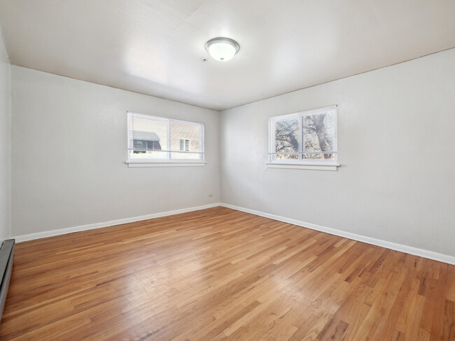 Building Photo - Blocks away from DU! Top Floor1Bedroom Ava...