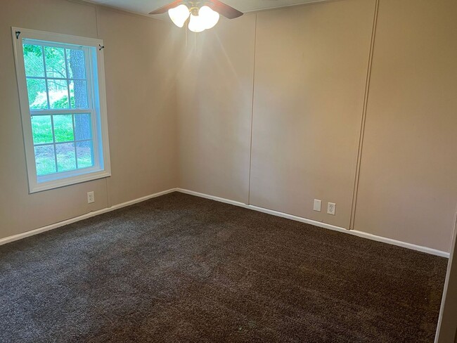 Building Photo - 2 Bedroom Mobile Home