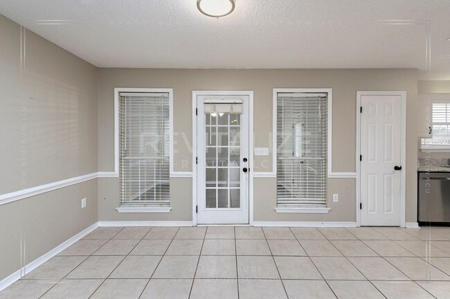 Building Photo - Gorgeous 3 Bed 2 Bath Brick Cottage on Corner Lot