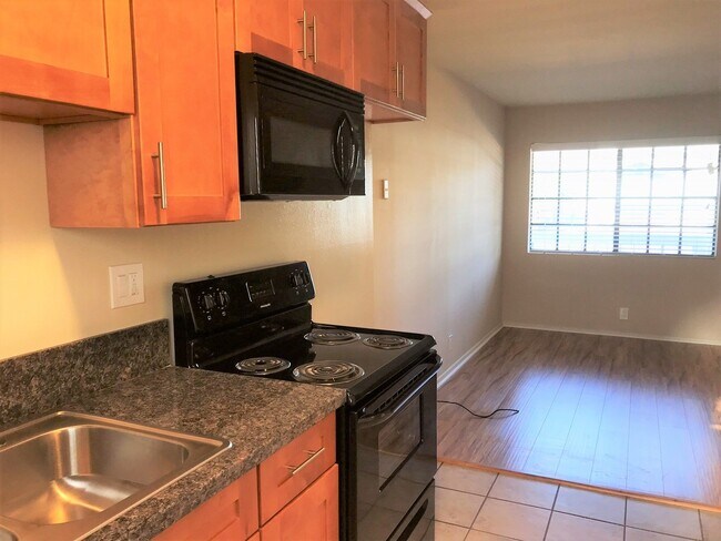 Building Photo - Adorable studio in desirable Burbank area!