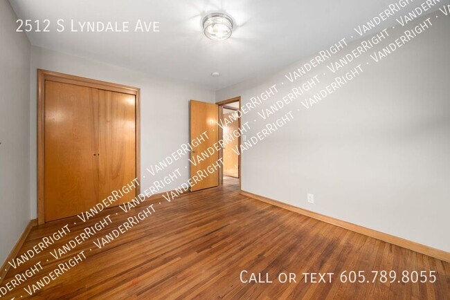 Building Photo - 2512 S Lyndale Ave