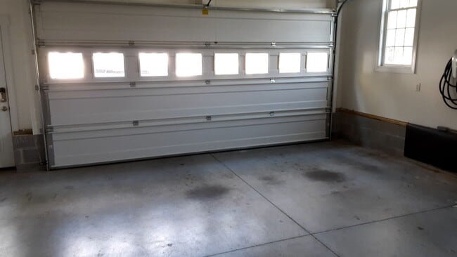 Building Photo - Country Estate Home in Ashland Area