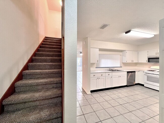 Building Photo - Two-Bedroom Townhome in Winter Haven