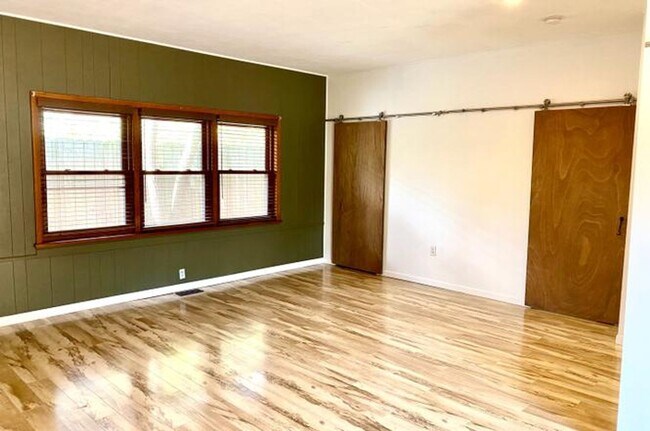 Building Photo - Beautiful Home Located in Historic Urbana