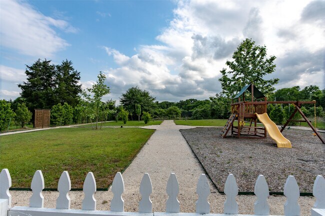 Building Photo - 404 N Meyersville Rd