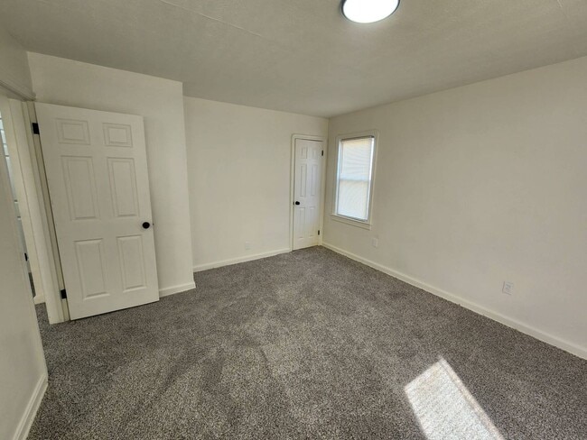 Building Photo - Charming 3-Bedroom Property in Prime Location