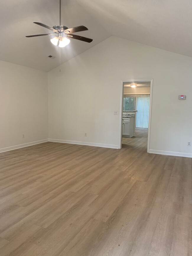 Building Photo - HALF A MONTH OF FREE RENT! 3 Bedroom, 2 Ba...