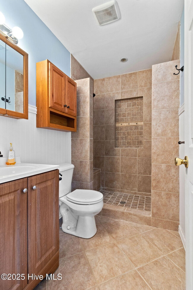 Building Photo - 409 Sumrell Way