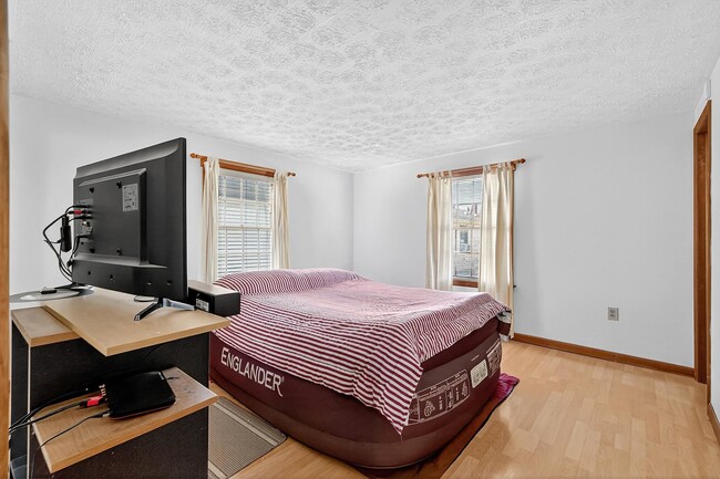 Building Photo - 87 Merseles St