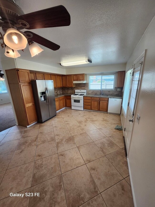 Building Photo - Single-Story home in Chino ready for you to move right in!