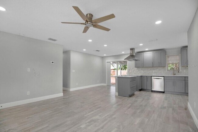 Building Photo - 2115 Messina Ave
