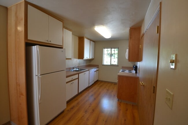 Building Photo - Nice 3 Bed Upstairs Flat - Walking Distance to Campus!