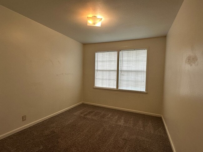 Building Photo - Ready for move in