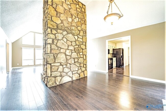 Building Photo - 710 Crestview Dr